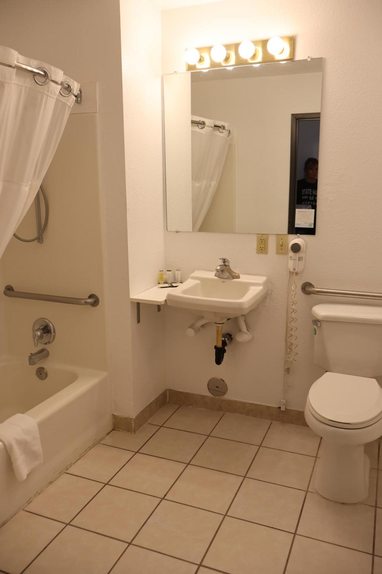 ซูเปอร์ 8 บาย วินด์แฮม ไพรซ์ Motel ภายนอก รูปภาพ
