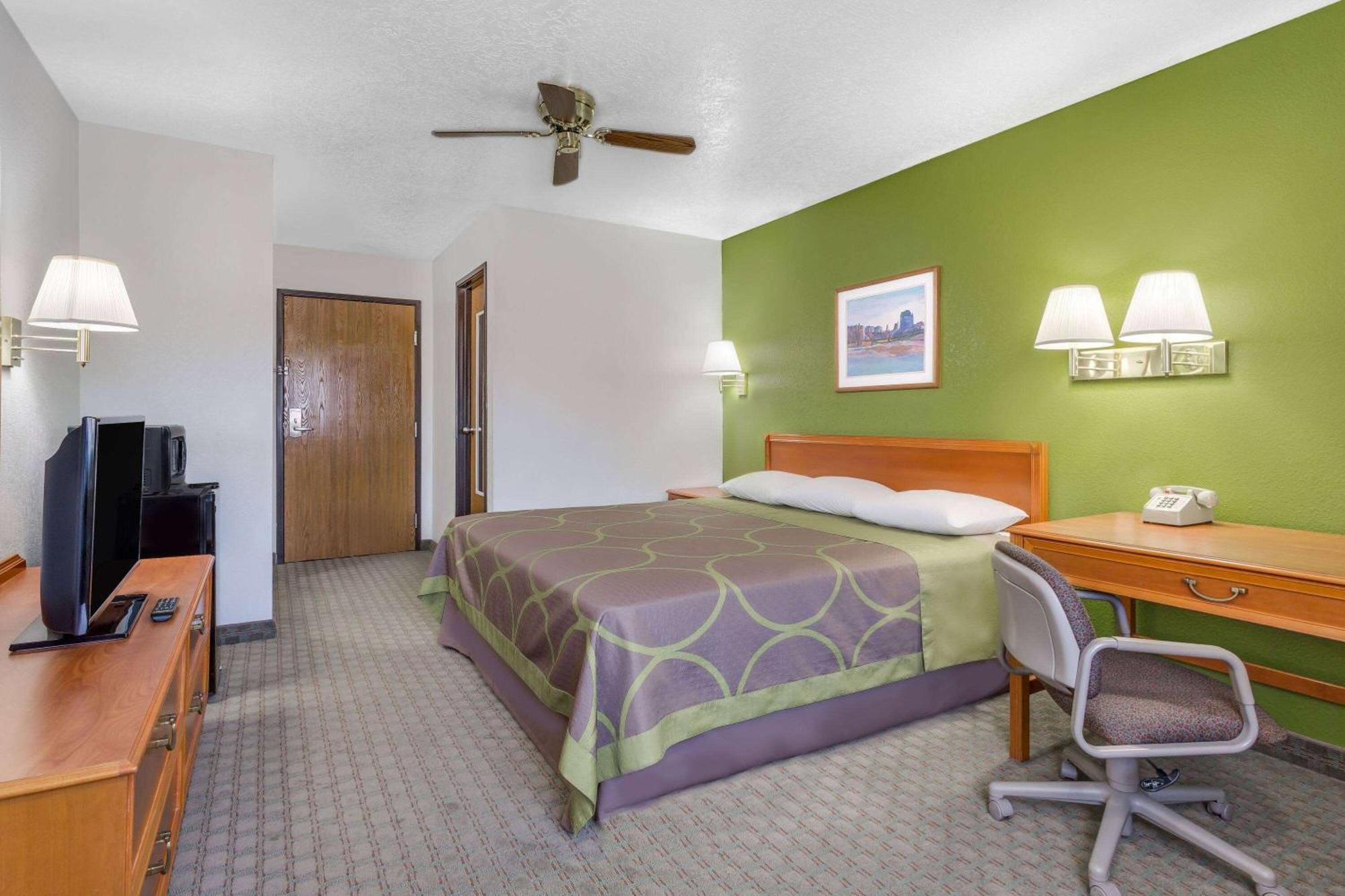 ซูเปอร์ 8 บาย วินด์แฮม ไพรซ์ Motel ภายนอก รูปภาพ